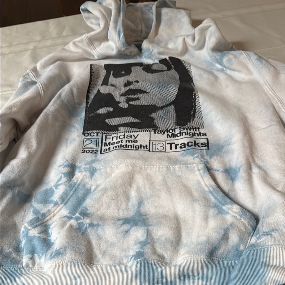 Taylor Swift Blue Sweatshirt & Hoodie with Graphic Design - Picture 4 of 6